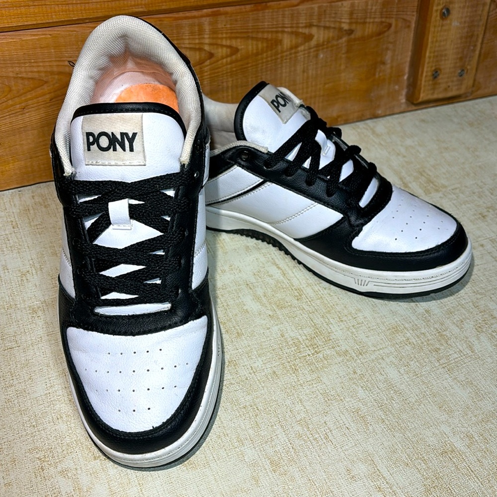 "Pony" Womens Gym / Athletic Shoes Size 8 (Black And White)